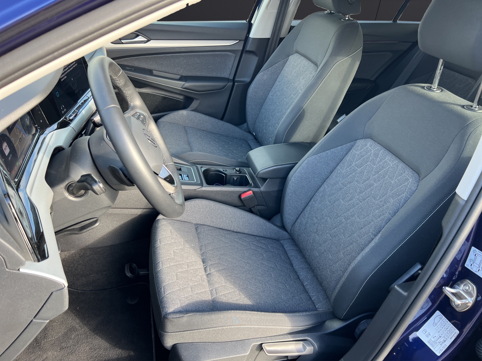 Fahrzeugabbildung Volkswagen Golf VIII TDI Life DSG AHK ACC Kamera LED AID NAVI