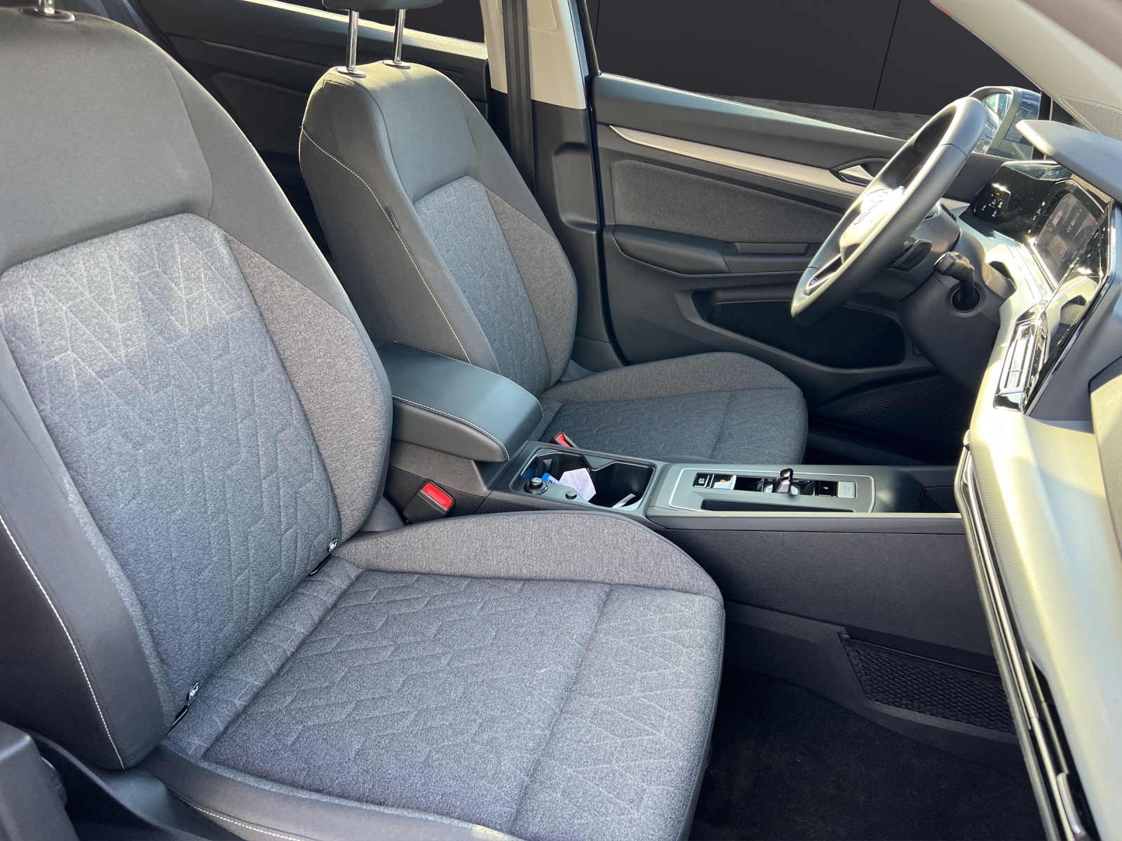 Fahrzeugabbildung Volkswagen Golf VIII TDI Life DSG AHK ACC Kamera LED AID NAVI