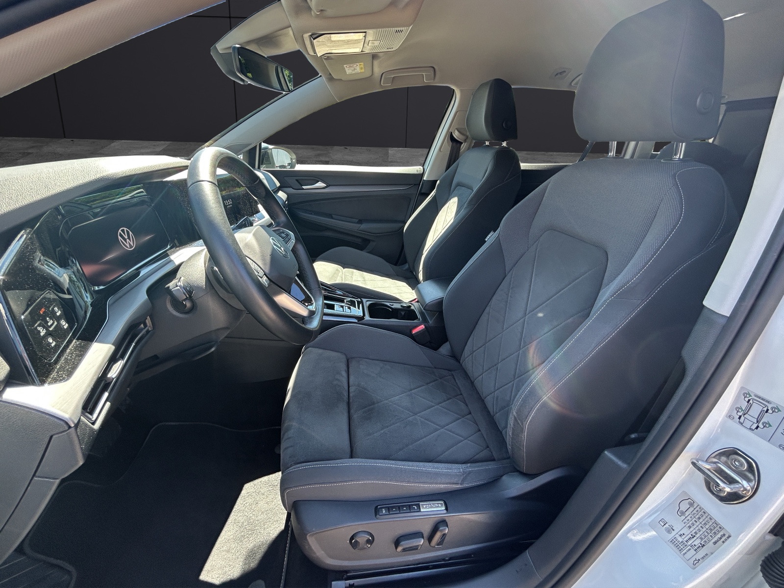 Fahrzeugabbildung Volkswagen Golf VIII Variant eTSI Style DSG Matrix AHK Navi AID ACC RFK SH LM