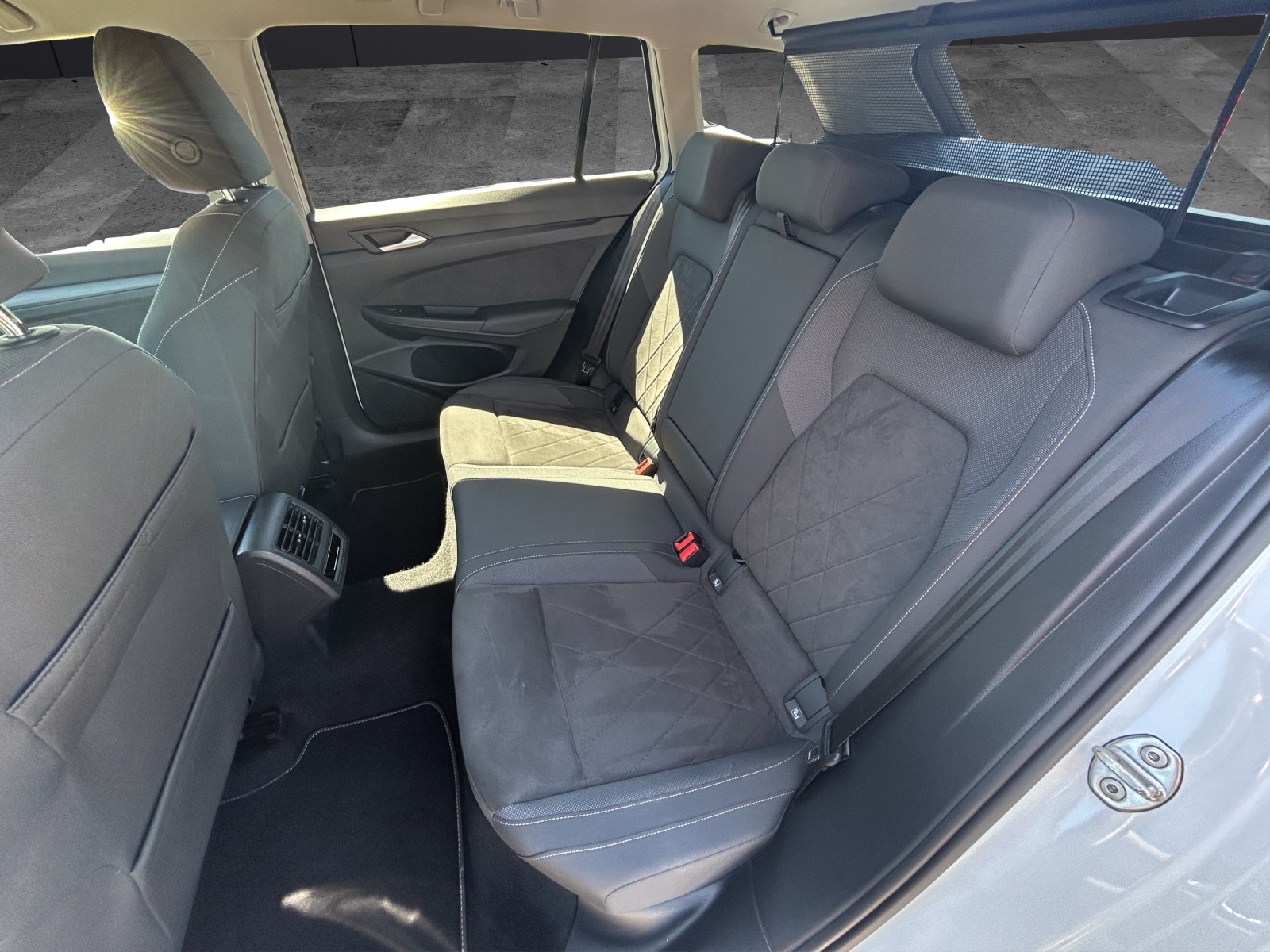 Fahrzeugabbildung Volkswagen Golf VIII Variant eTSI Style DSG Matrix AHK Navi AID ACC RFK SH LM