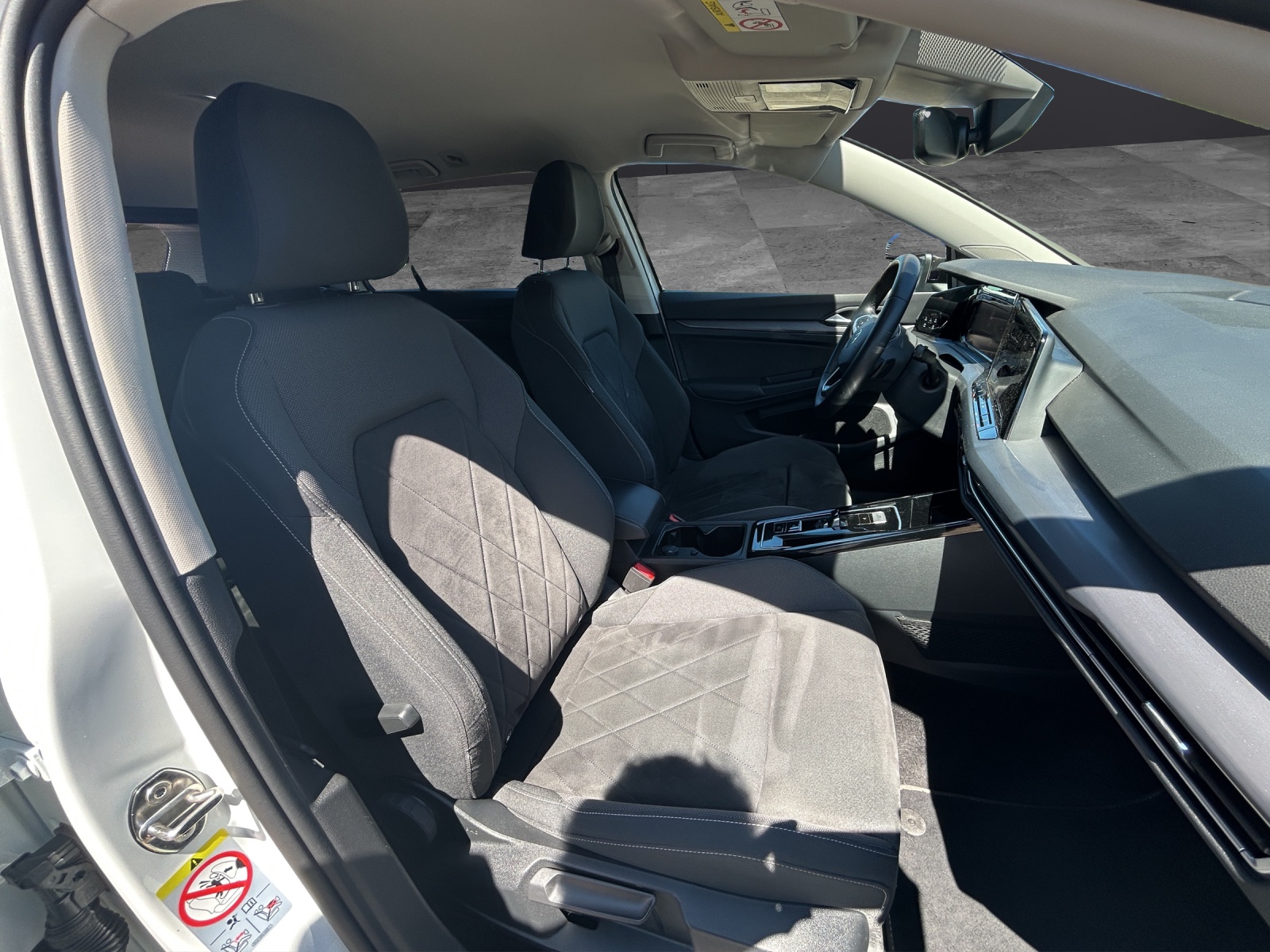 Fahrzeugabbildung Volkswagen Golf VIII Variant eTSI Style DSG Matrix AHK Navi AID ACC RFK SH LM