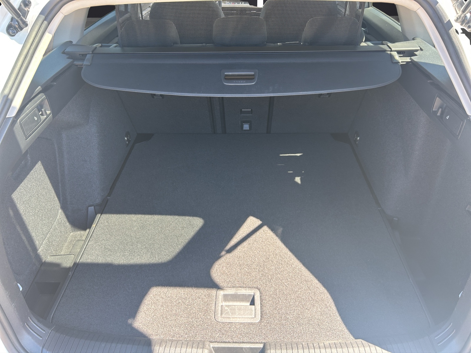 Fahrzeugabbildung Volkswagen Golf VIII Variant eTSI Style DSG Matrix AHK Navi AID ACC RFK SH LM