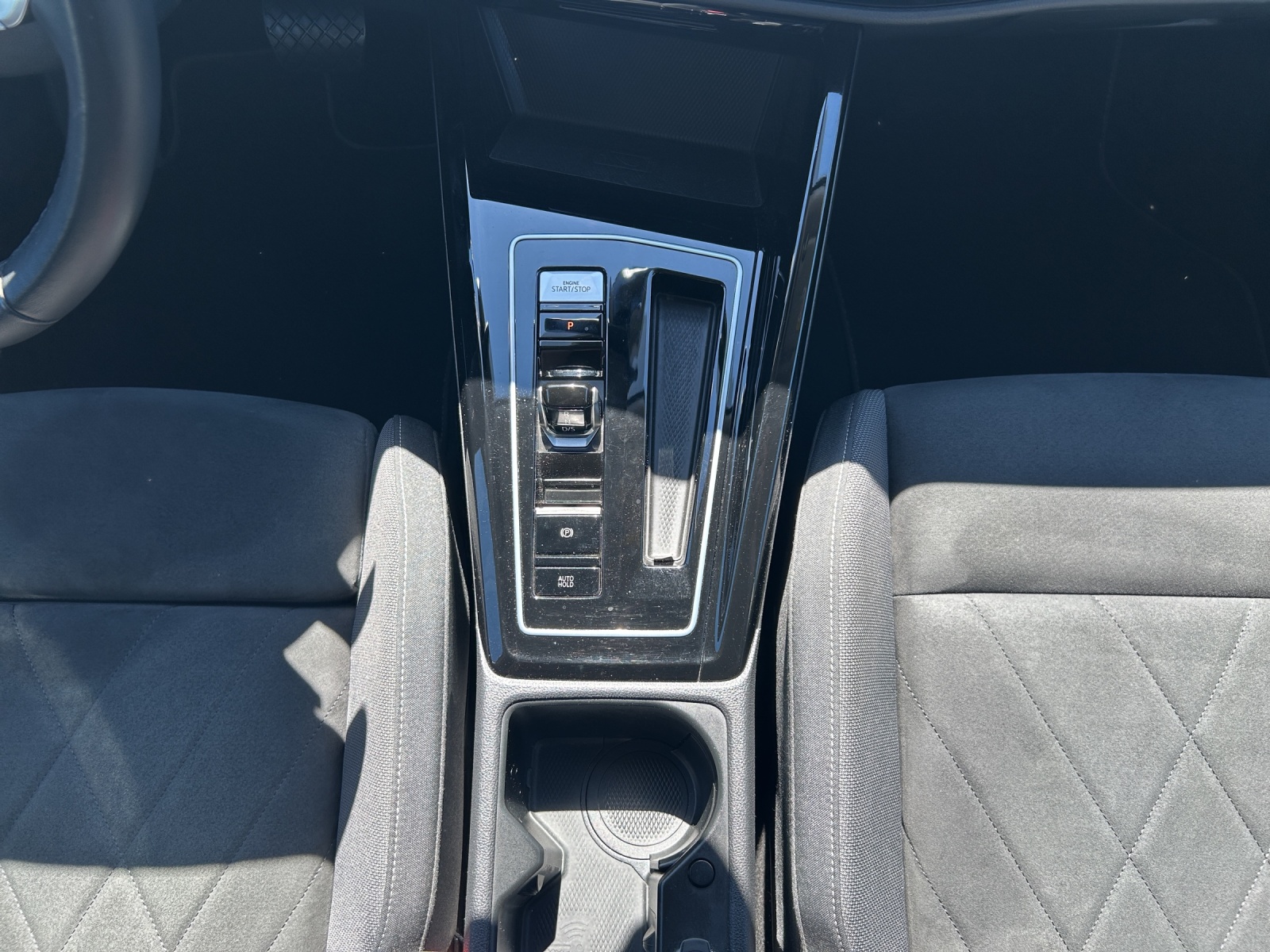 Fahrzeugabbildung Volkswagen Golf VIII Variant eTSI Style DSG Matrix AHK Navi AID ACC RFK SH LM
