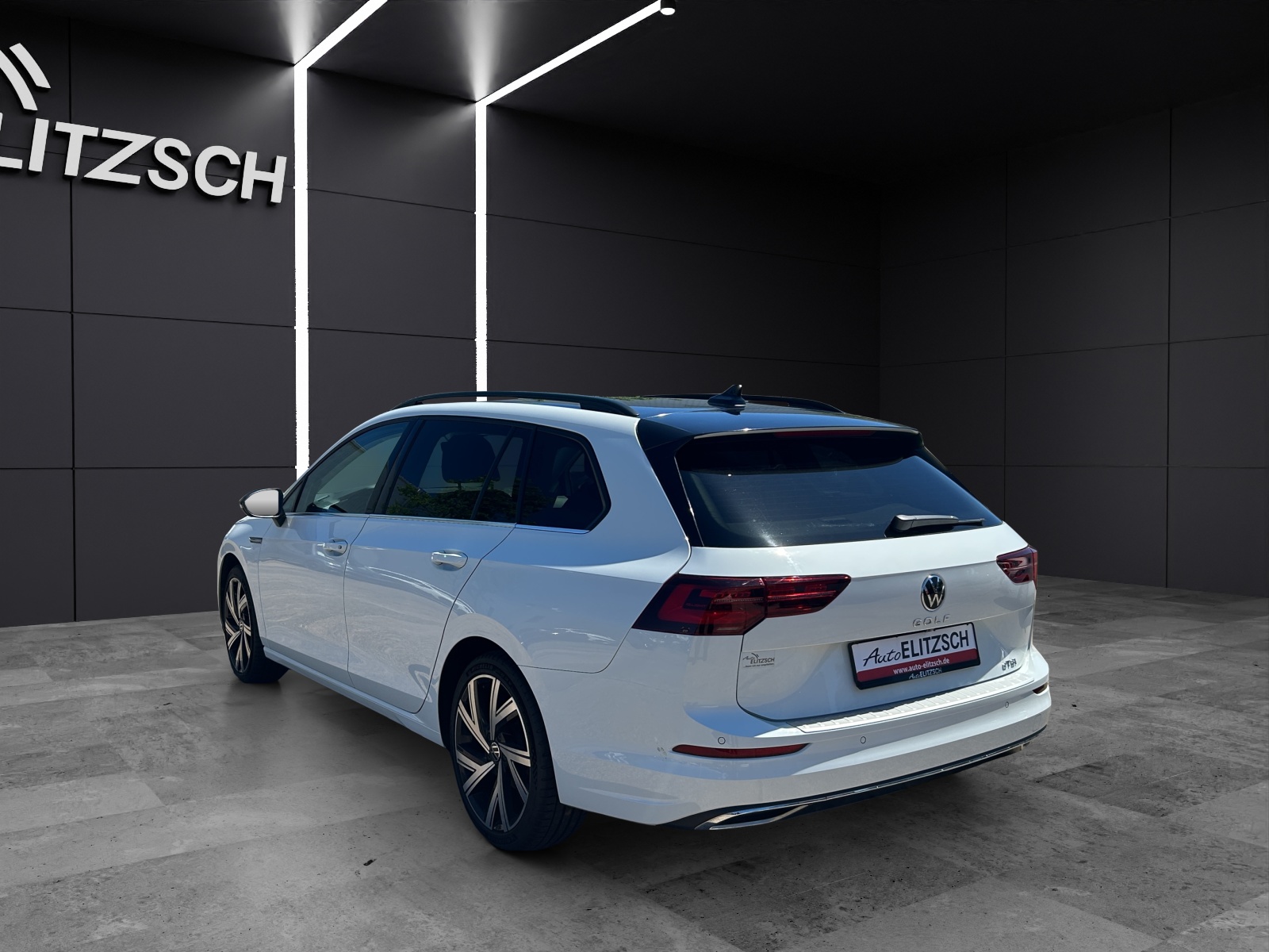 Fahrzeugabbildung Volkswagen Golf VIII Variant eTSI Style DSG Matrix AHK Navi AID ACC RFK SH LM