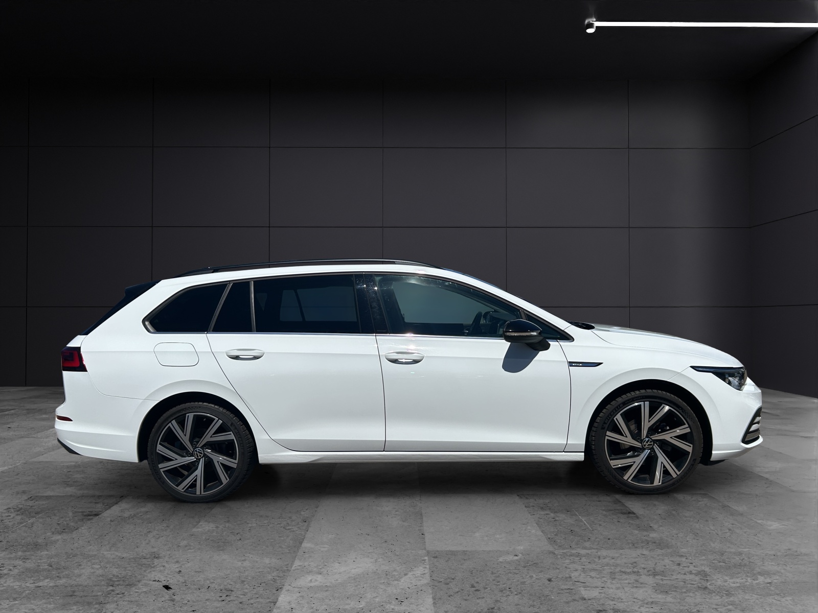 Fahrzeugabbildung Volkswagen Golf VIII Variant eTSI Style DSG Matrix AHK Navi AID ACC RFK SH LM