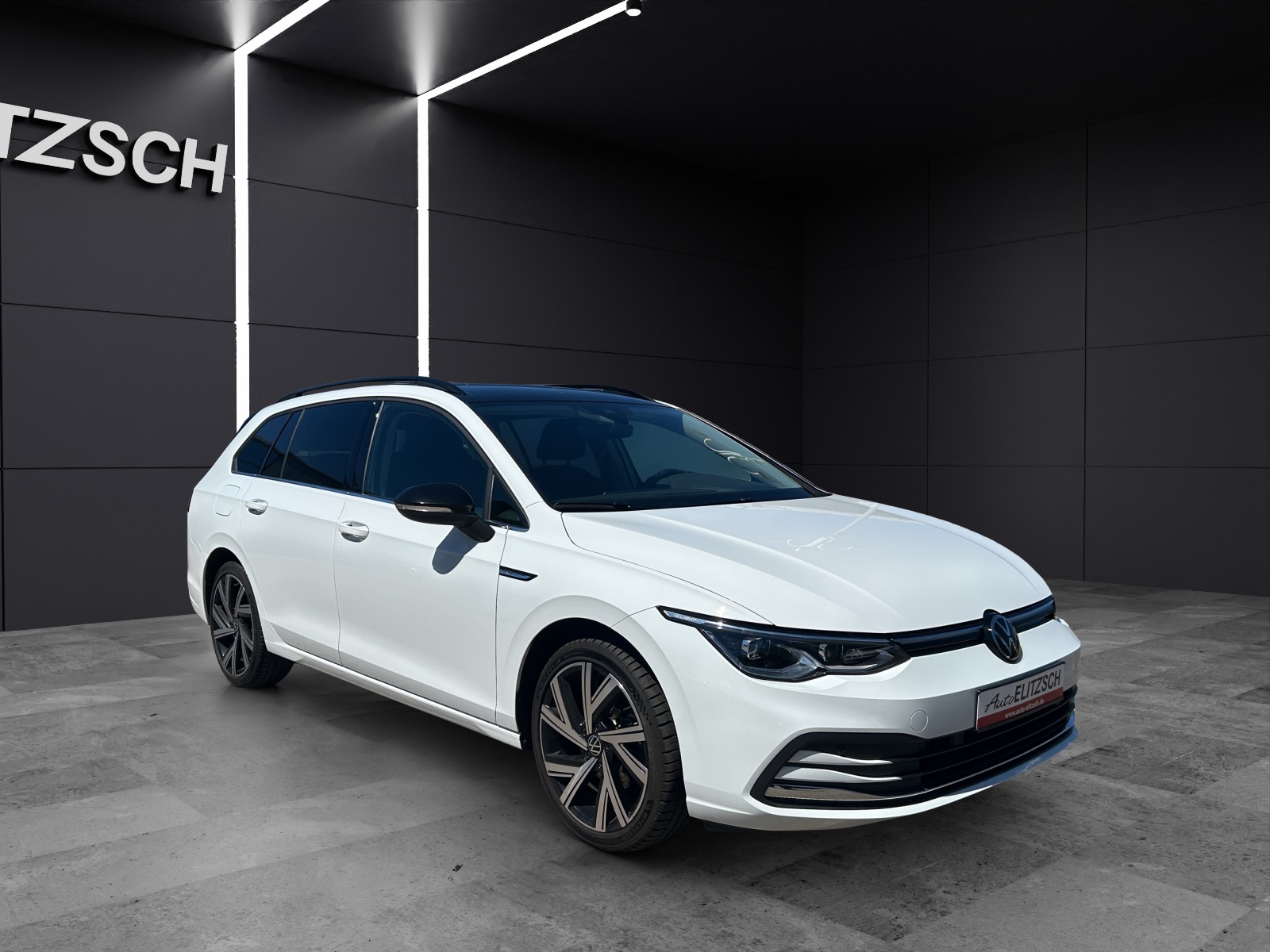 Fahrzeugabbildung Volkswagen Golf VIII Variant eTSI Style DSG Matrix AHK Navi AID ACC RFK SH LM