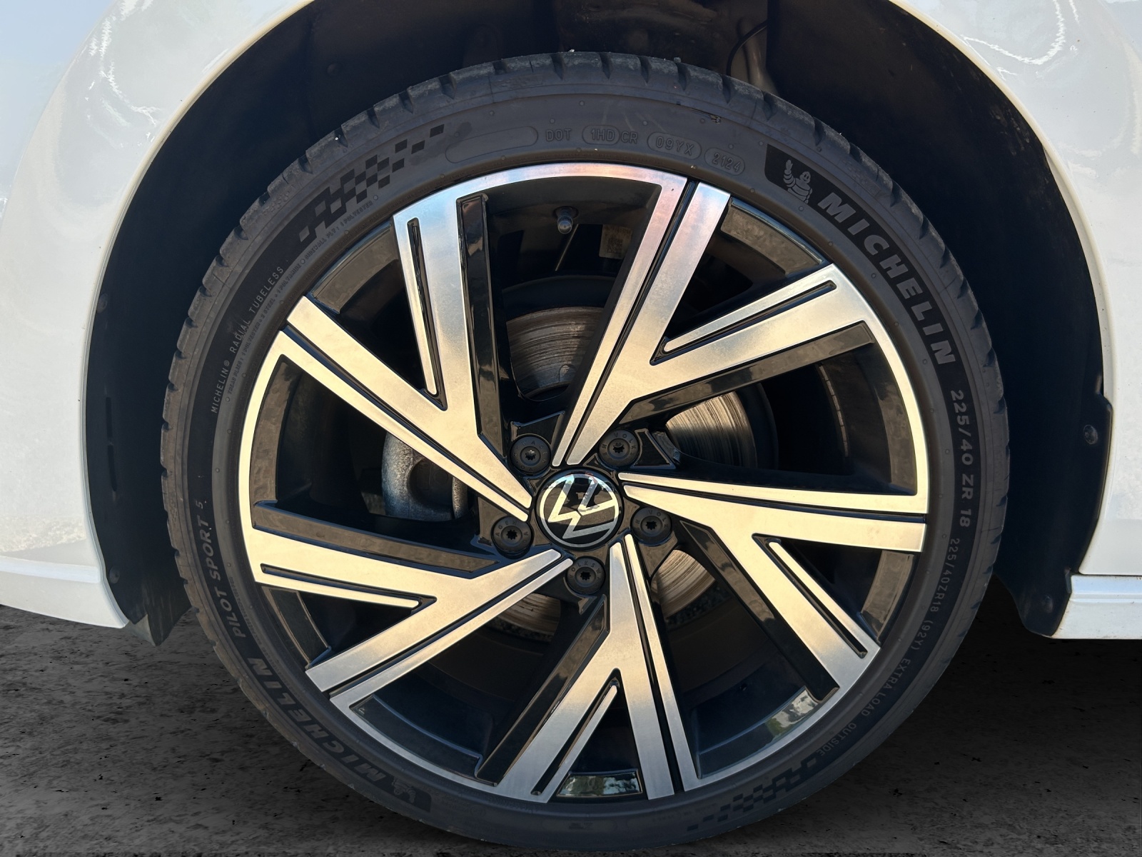 Fahrzeugabbildung Volkswagen Golf VIII Variant eTSI Style DSG Matrix AHK Navi AID ACC RFK SH LM