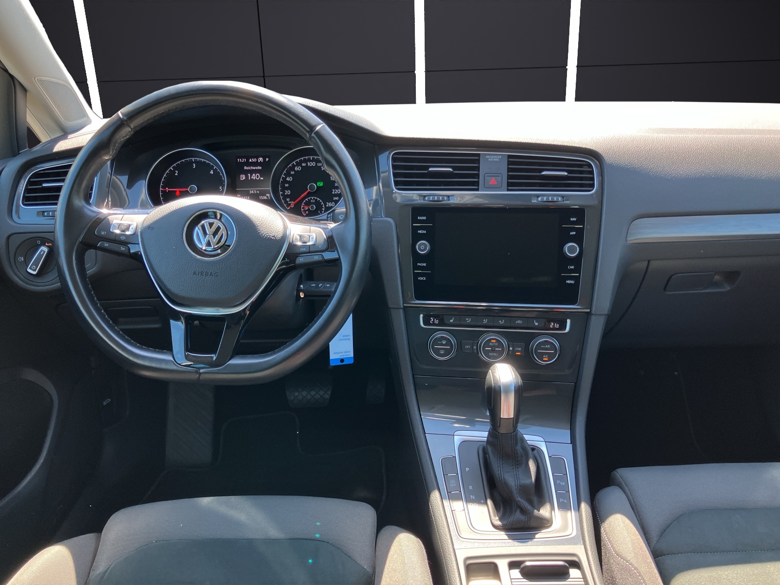 Fahrzeugabbildung Volkswagen Golf VII Variant Comfortline R-Line TDI DSG ACC SHZ RearView Navi Klima