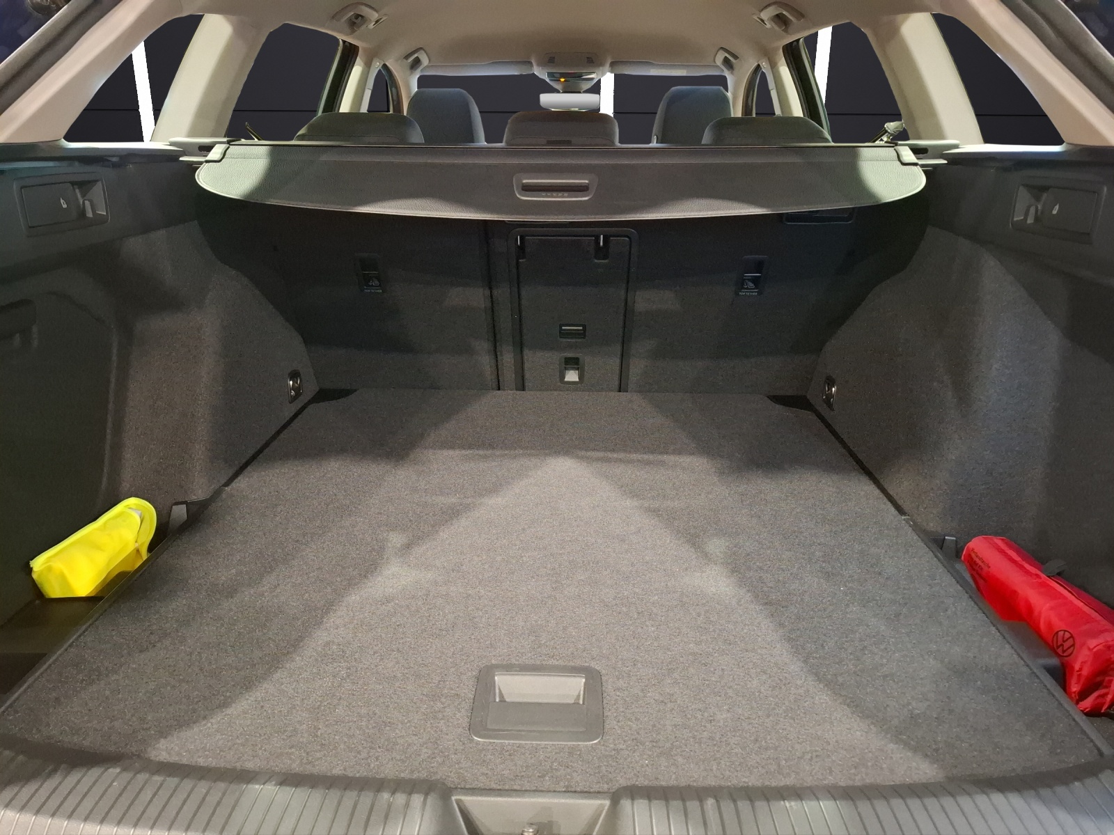 Fahrzeugabbildung Volkswagen Golf VIII Variant eTSI Life DSG LEDplus Navi AID ACC PDC SH