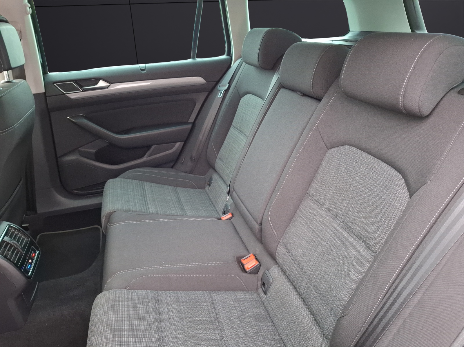 Fahrzeugabbildung Volkswagen Passat Variant TDI Business DSG Matrix Navi ACC 360° SH