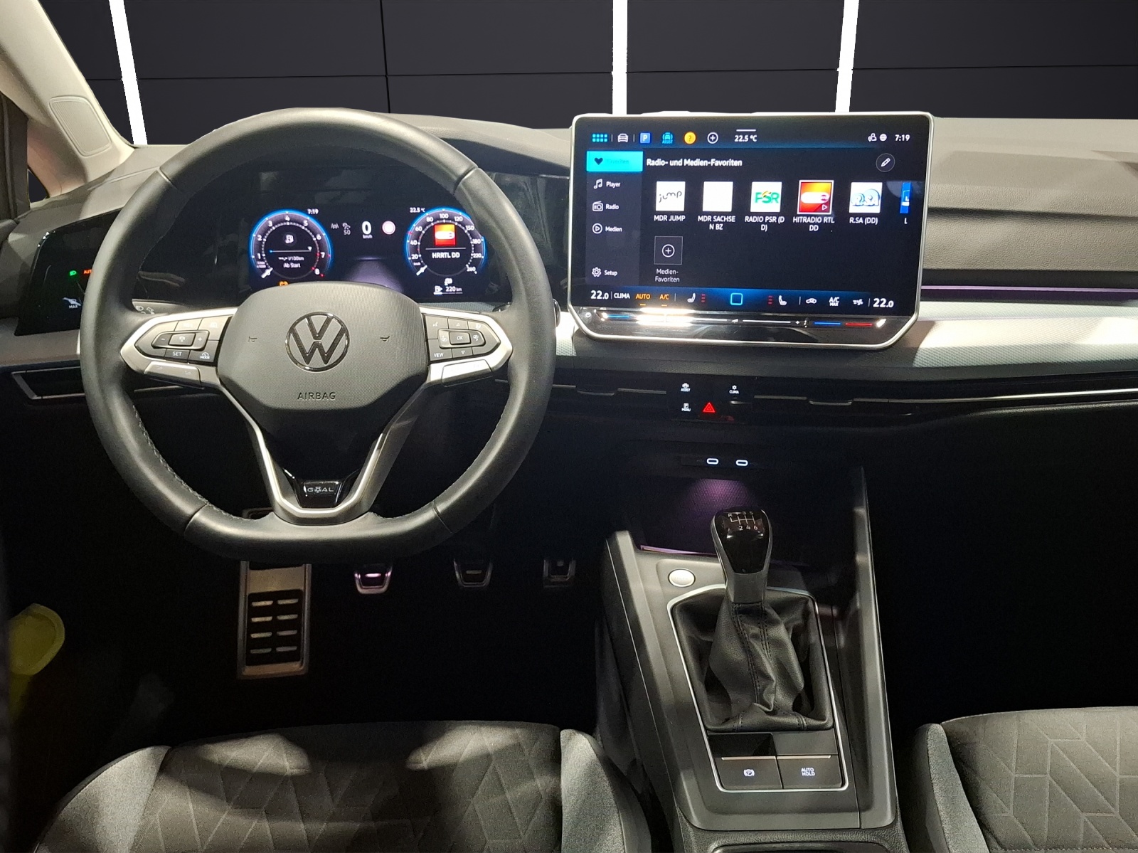 Fahrzeugabbildung Volkswagen Golf VIII TSI Goal Standhzg LED CarPlay AID ACC PDC SHZ