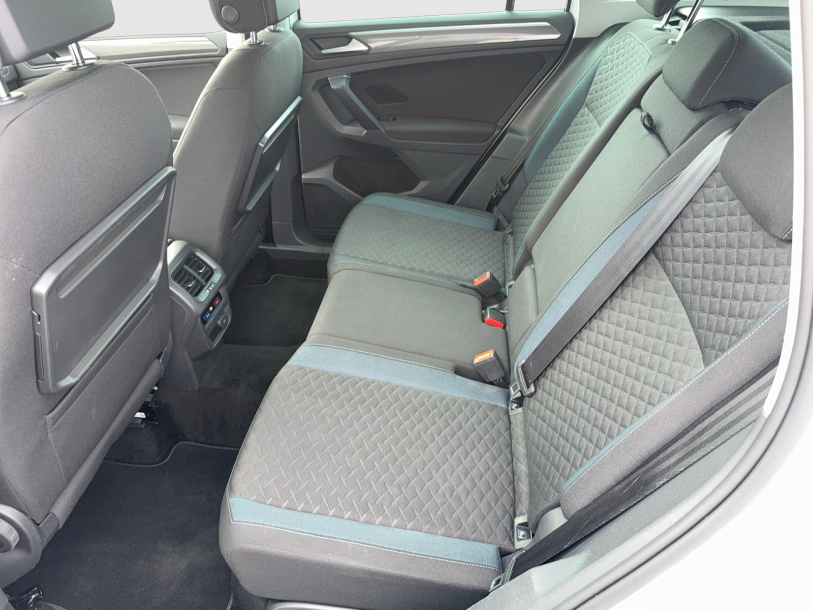 Fahrzeugabbildung Volkswagen Tiguan TDI IQ-Drive Navi ACC Park-Assist SH
