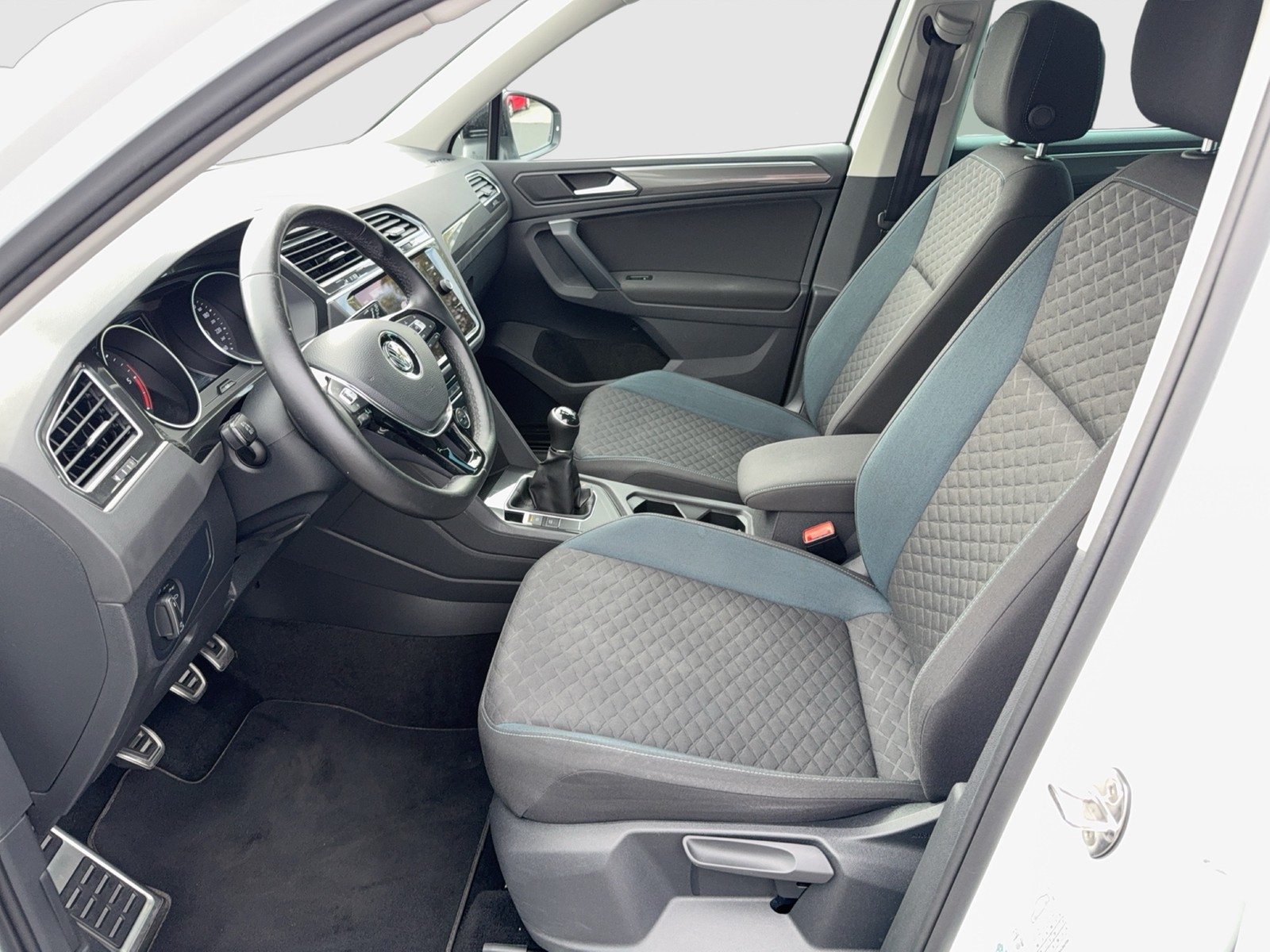 Fahrzeugabbildung Volkswagen Tiguan TDI IQ-Drive Navi ACC Park-Assist SH