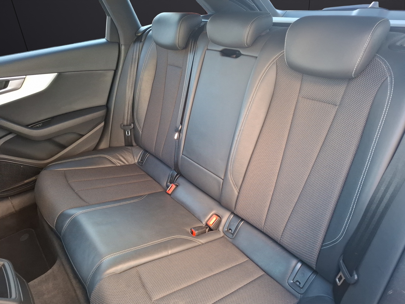 Fahrzeugabbildung Audi A4 Avant TFSI ultra S-Line LED AHK Navi B&O SH 18