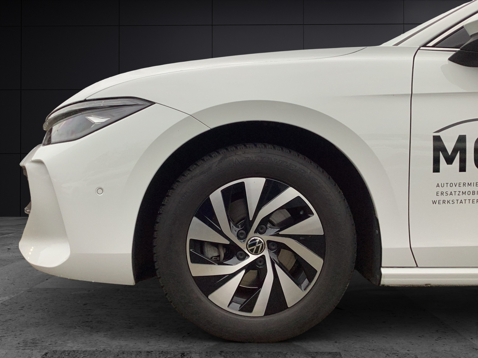 Fahrzeugabbildung Volkswagen Passat eTSI Business DSG LED Navi HUD AID ACC PDC SH LM