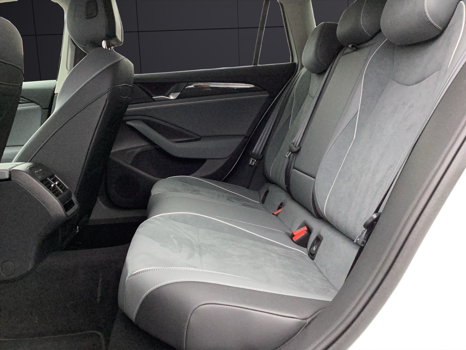 Fahrzeugabbildung Volkswagen Passat eTSI Business DSG LED Navi HUD AID ACC PDC SH LM