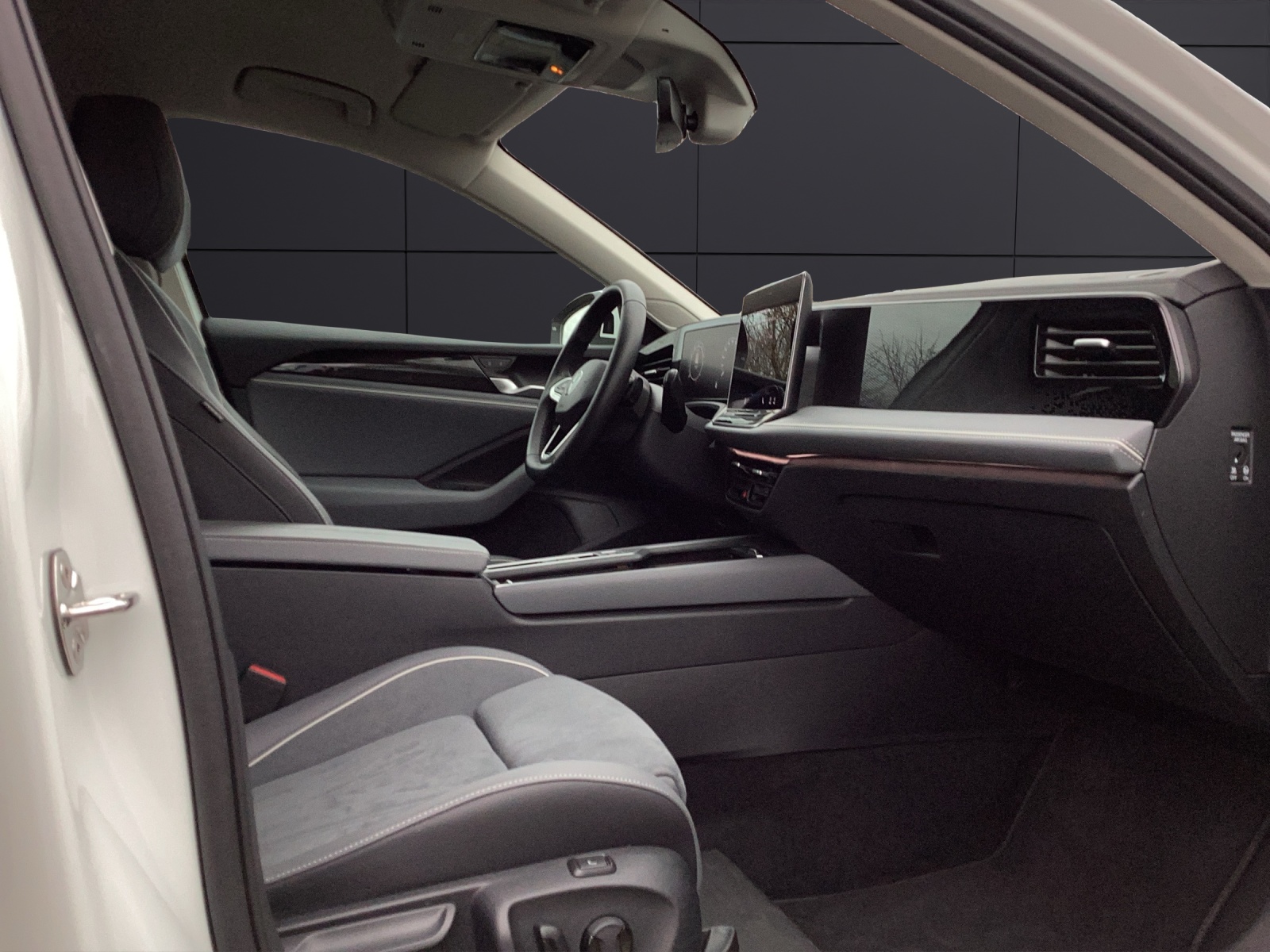 Fahrzeugabbildung Volkswagen Passat eTSI Business DSG LED Navi HUD AID ACC PDC SH LM