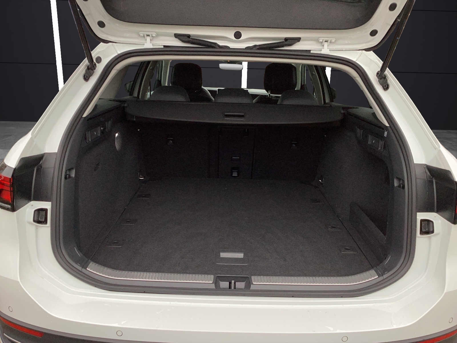 Fahrzeugabbildung Volkswagen Passat eTSI Business DSG LED Navi HUD AID ACC PDC SH LM