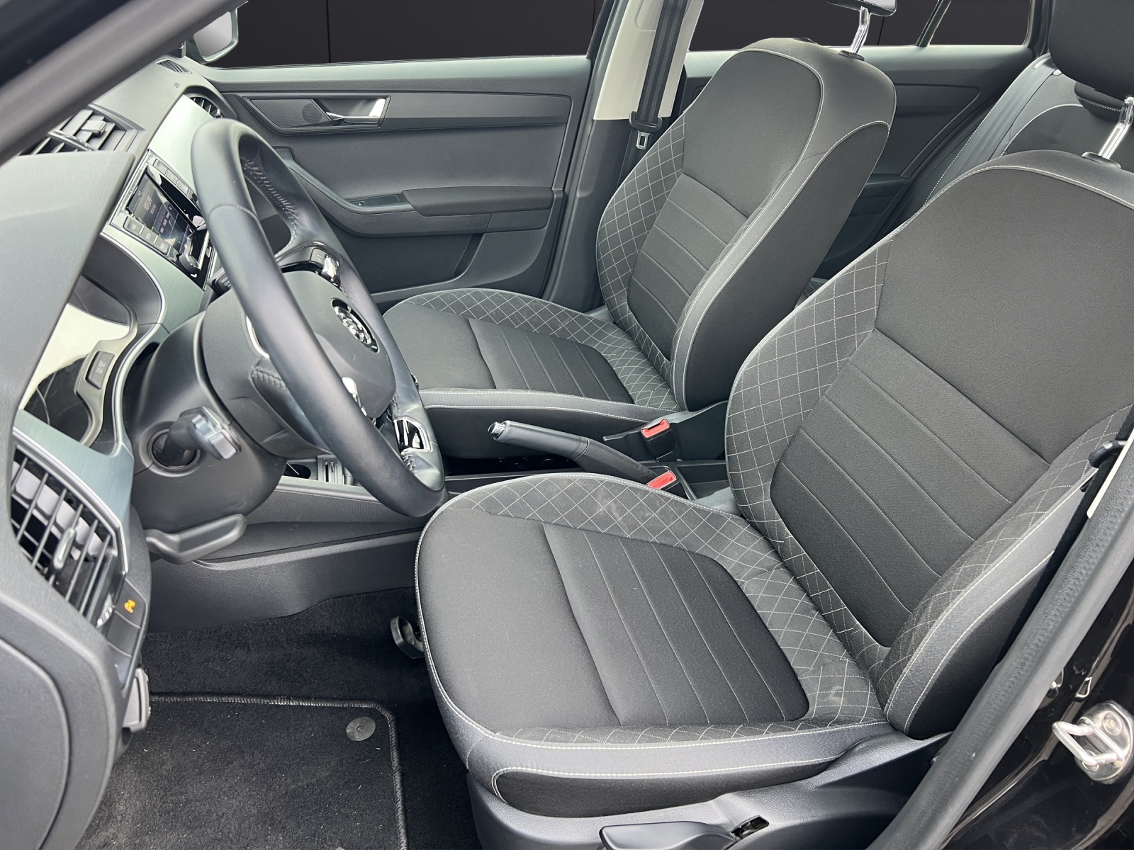 Fahrzeugabbildung SKODA Fabia Combi Ambition TSI SH Kamera DAB Klima