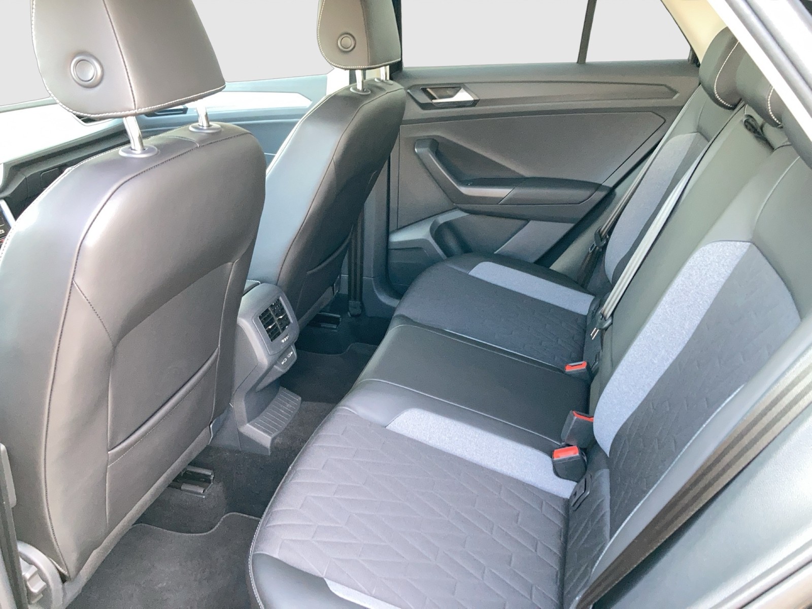 Fahrzeugabbildung Volkswagen T-Roc TSI Goal DSG LEDplus Navi AID ACC SHZ Park-Assist