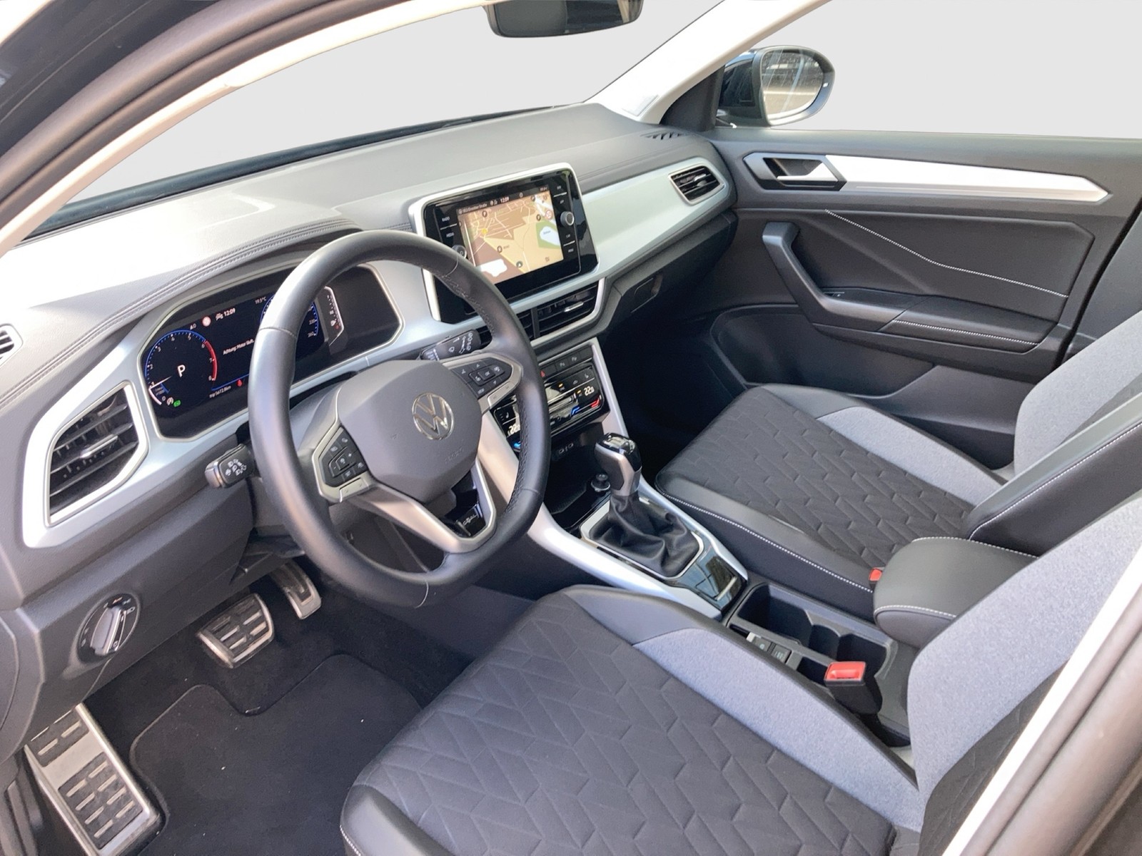 Fahrzeugabbildung Volkswagen T-Roc TSI Goal DSG LEDplus Navi AID ACC SHZ Park-Assist