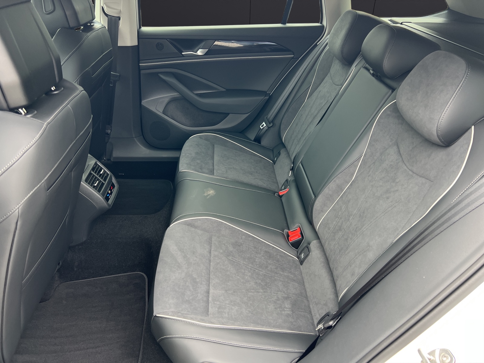 Fahrzeugabbildung Volkswagen Passat TDI Business IQ-LED DCC AHZV Business-Premium
