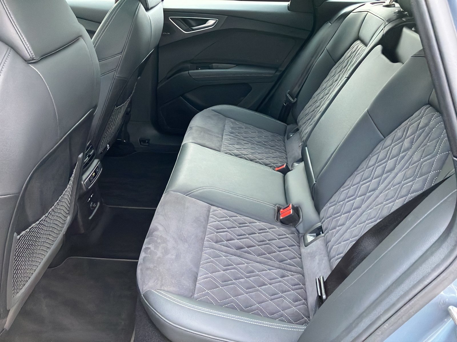 Fahrzeugabbildung Audi Q4 e-tron 50 e-tron quattro MATRIX PANO AHZV