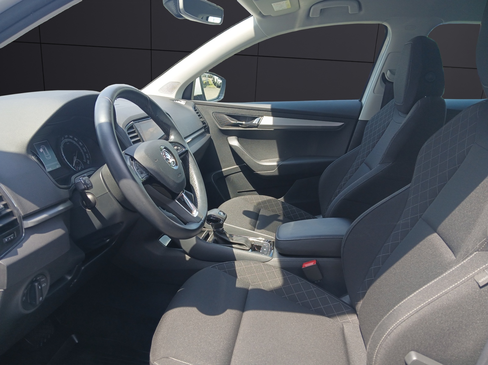 Fahrzeugabbildung SKODA Karoq TSI Ambition DSG LED Navi GRA PDC SH LM