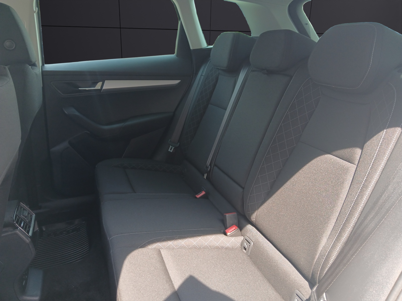 Fahrzeugabbildung SKODA Karoq TSI Ambition DSG LED Navi GRA PDC SH LM