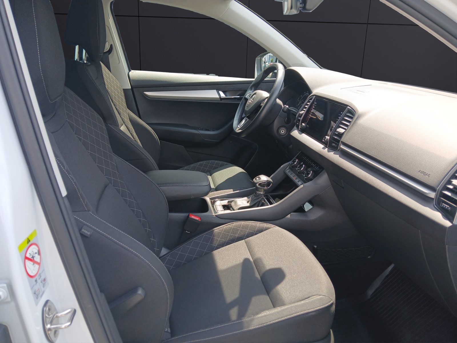 Fahrzeugabbildung SKODA Karoq TSI Ambition DSG LED Navi GRA PDC SH LM