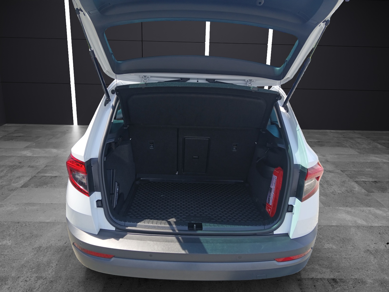 Fahrzeugabbildung SKODA Karoq TSI Ambition DSG LED Navi GRA PDC SH LM