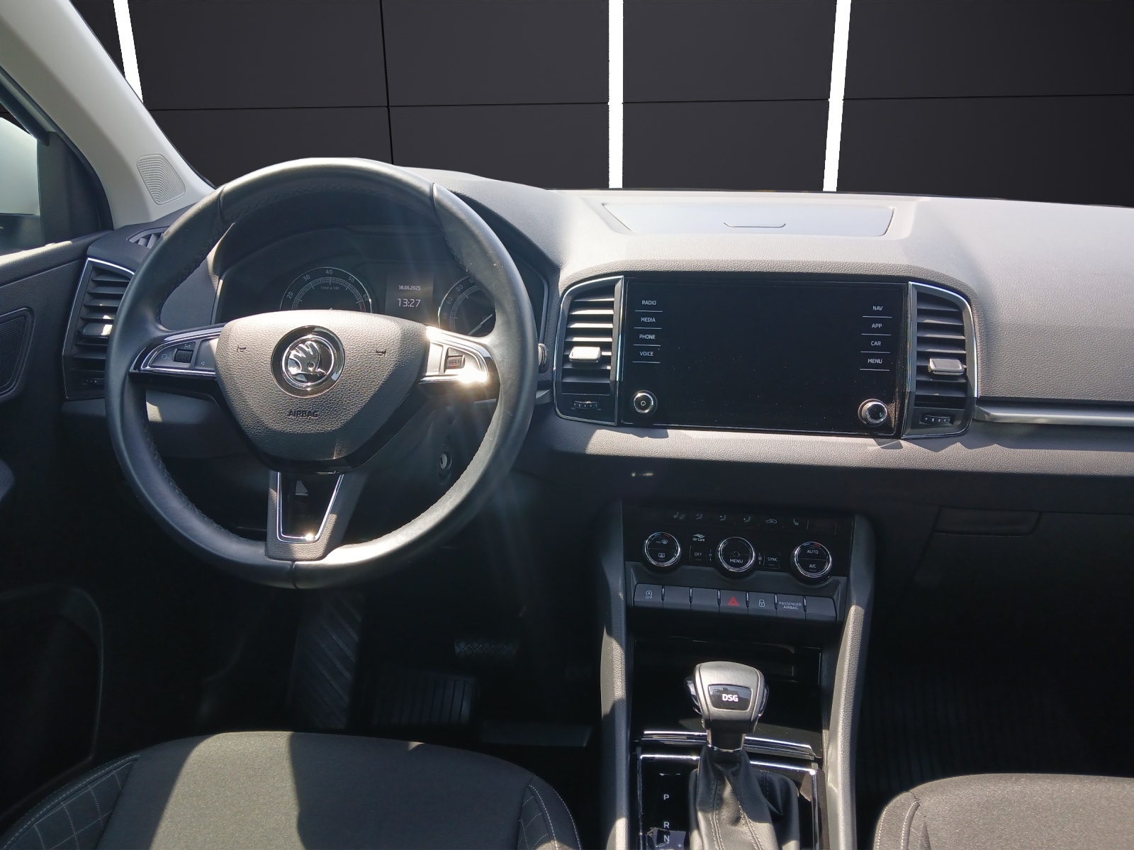 Fahrzeugabbildung SKODA Karoq TSI Ambition DSG LED Navi GRA PDC SH LM