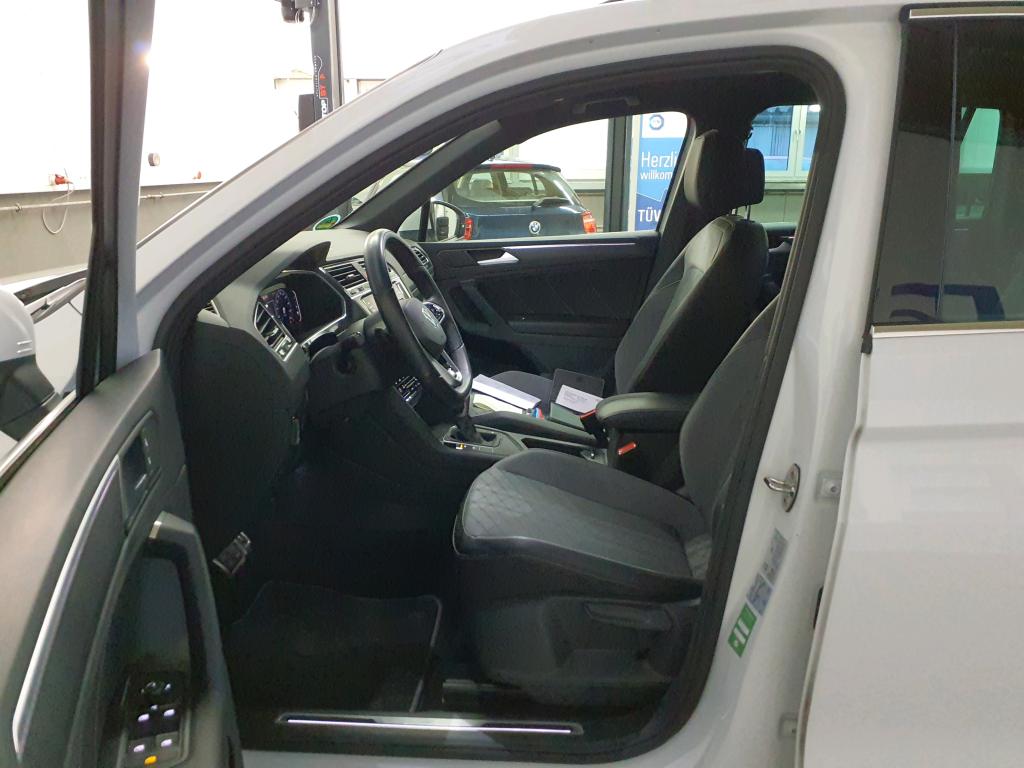Fahrzeugabbildung Volkswagen Tiguan TSI R-Line DSG Standhzg. LED AHK Navi AID ACC RFK SH 19