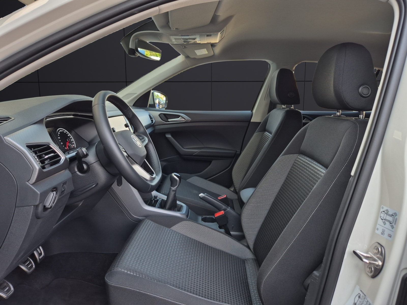 Fahrzeugabbildung Volkswagen T-Cross TSI Active Navi Climatronic Park-Assist SH LM