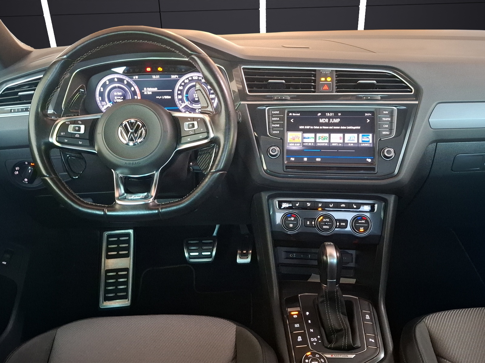 Fahrzeugabbildung Volkswagen Tiguan TSI R-Line DSG 4M LED AHK Navi Pano HUD AID ACC RFK SH