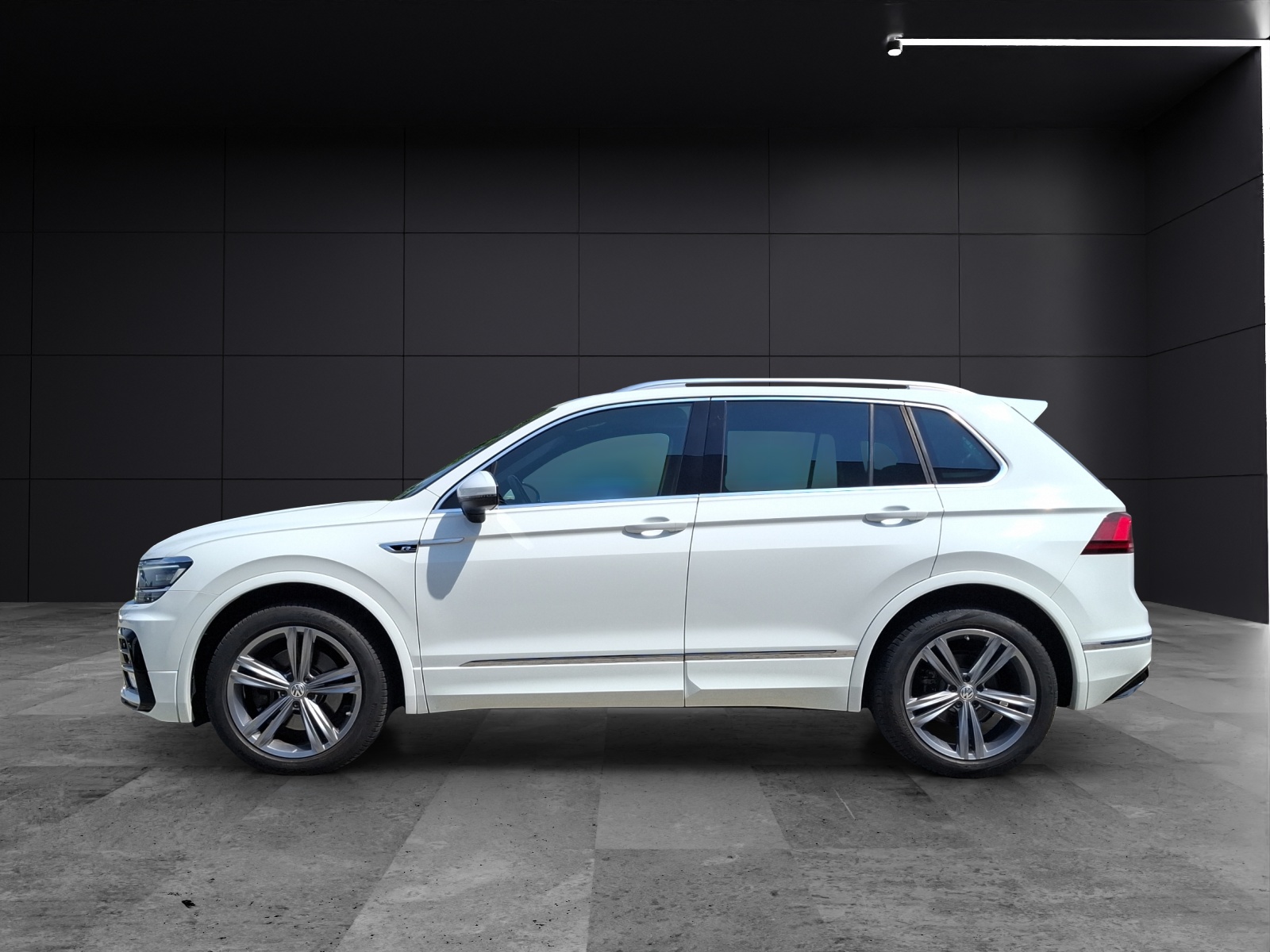 Fahrzeugabbildung Volkswagen Tiguan TSI R-Line DSG 4M LED AHK Navi Pano HUD AID ACC RFK SH