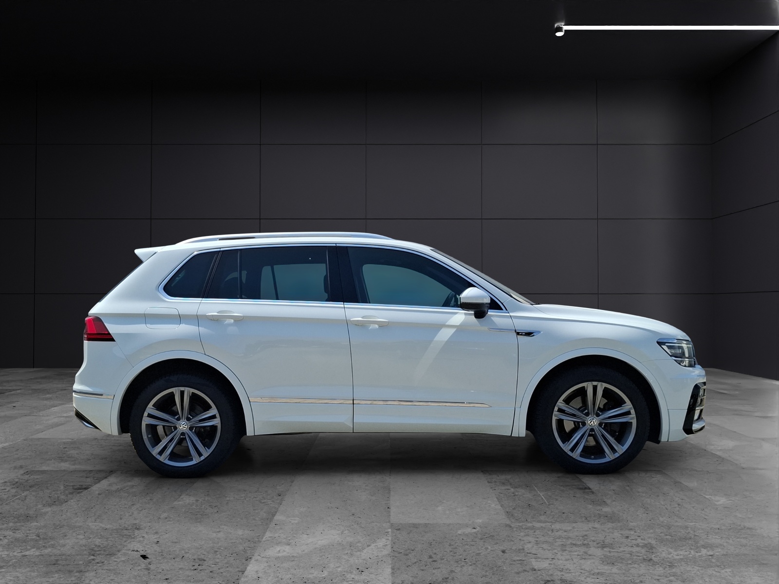 Fahrzeugabbildung Volkswagen Tiguan TSI R-Line DSG 4M LED AHK Navi Pano HUD AID ACC RFK SH