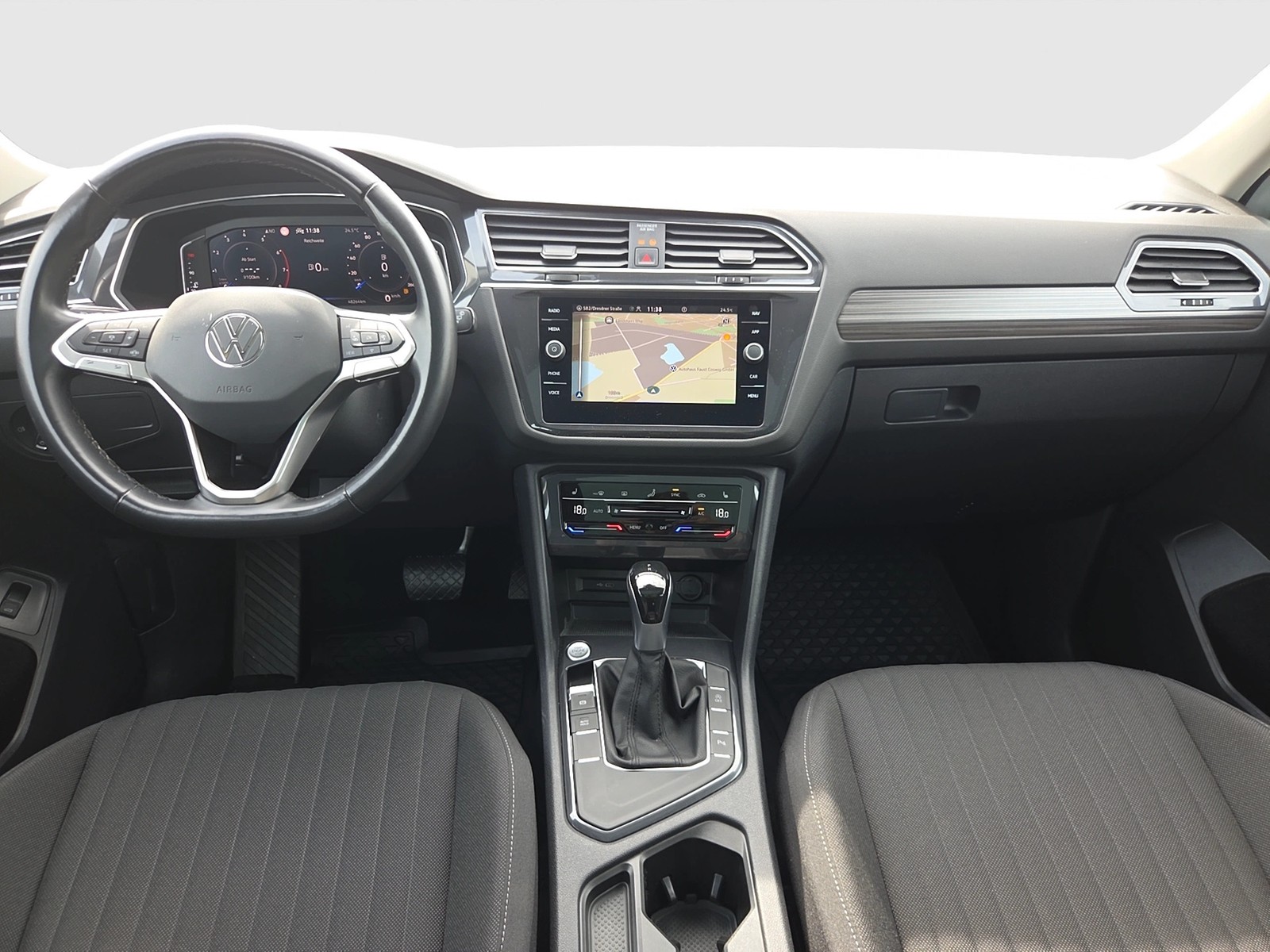 Fahrzeugabbildung Volkswagen Tiguan Allspace TSI Life DSG LED Navi ACC AHK Pano RFK