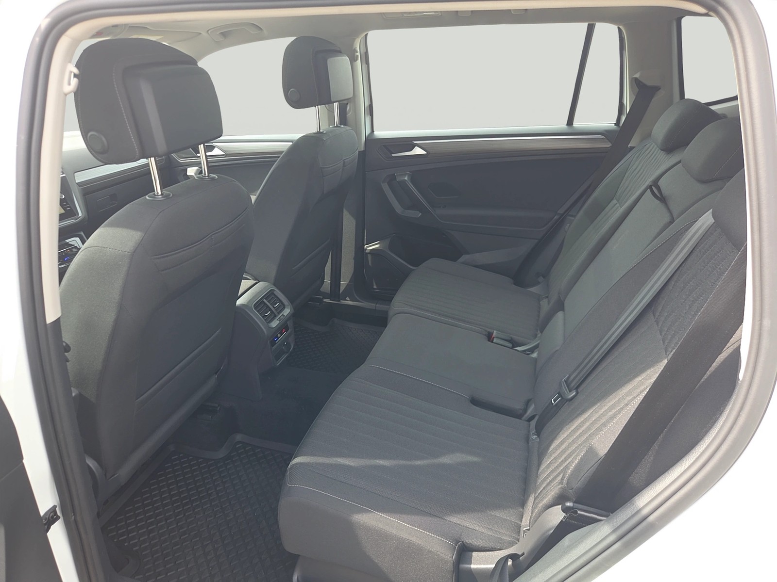 Fahrzeugabbildung Volkswagen Tiguan Allspace TSI Life DSG LED Navi ACC AHK Pano RFK