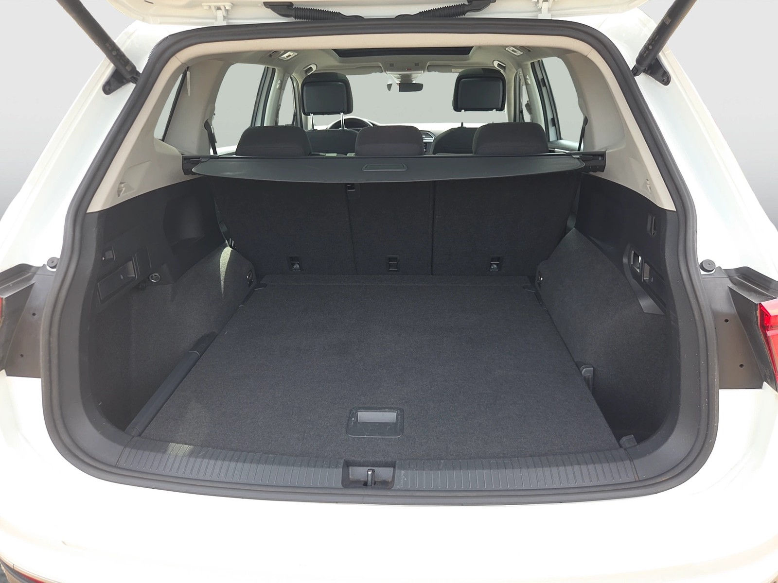 Fahrzeugabbildung Volkswagen Tiguan Allspace TSI Life DSG LED Navi ACC AHK Pano RFK