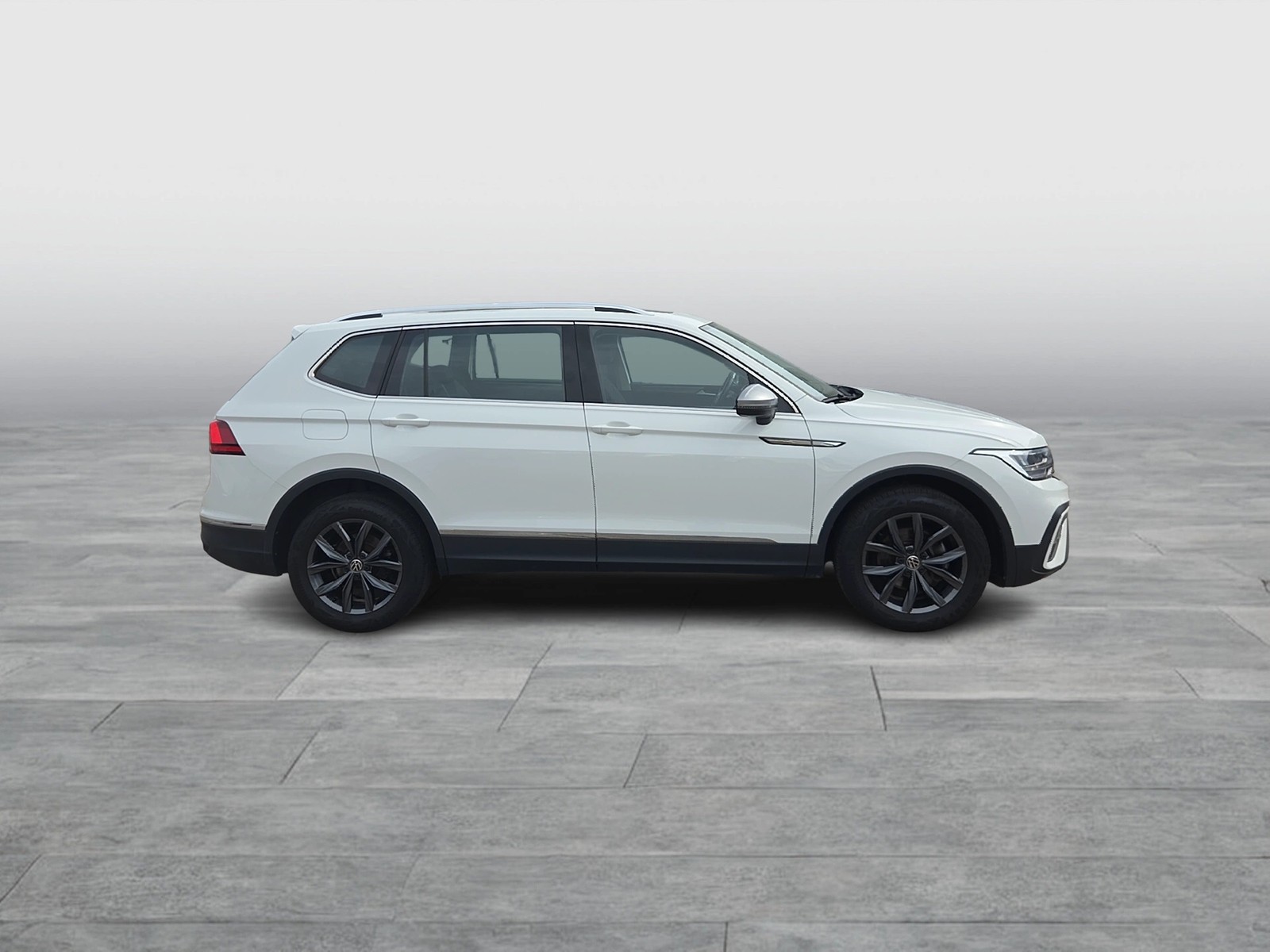 Fahrzeugabbildung Volkswagen Tiguan Allspace TSI Life DSG LED Navi ACC AHK Pano RFK