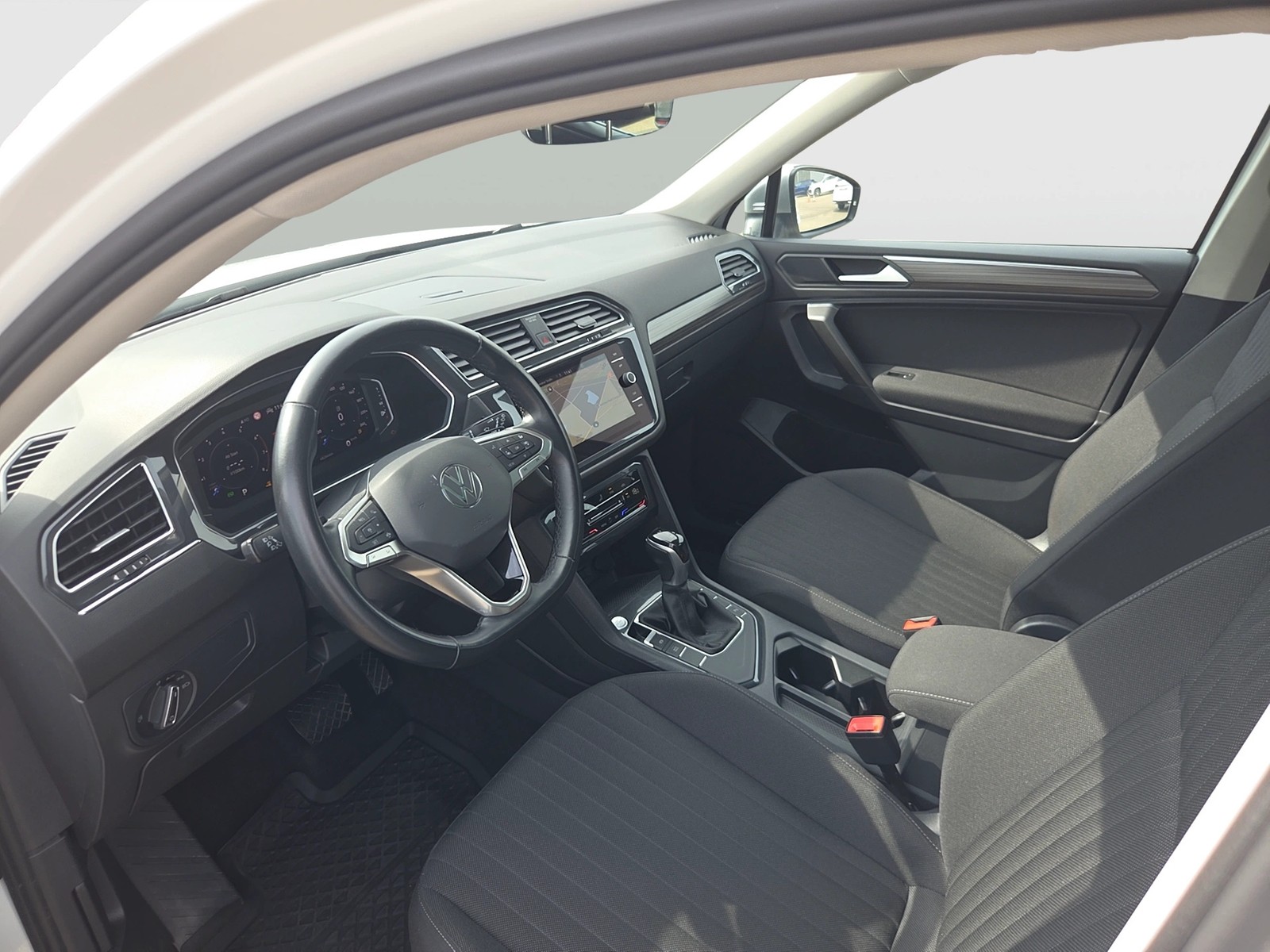 Fahrzeugabbildung Volkswagen Tiguan Allspace TSI Life DSG LED Navi ACC AHK Pano RFK