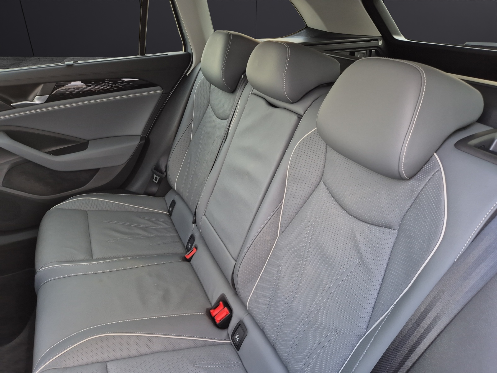 Fahrzeugabbildung Volkswagen Passat TDI Elegance DSG Matrix STH AHK Navi Pano Leder HUD AID ACC 360°