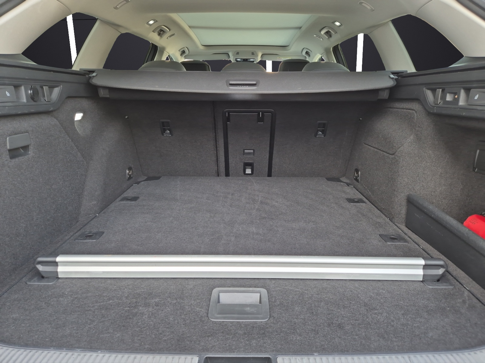 Fahrzeugabbildung Volkswagen Passat TDI Elegance DSG Matrix STH AHK Navi Pano Leder HUD AID ACC 360°