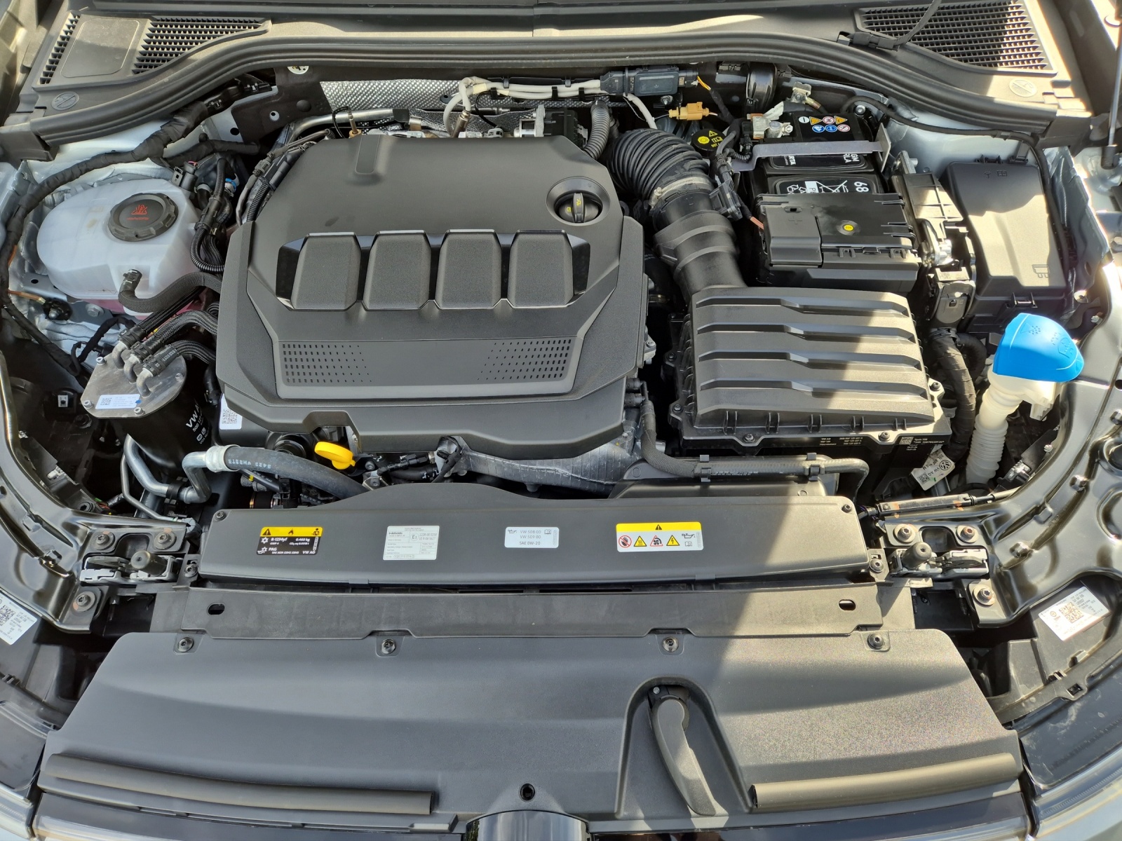 Fahrzeugabbildung Volkswagen Passat TDI Elegance DSG Matrix STH AHK Navi Pano Leder HUD AID ACC 360°