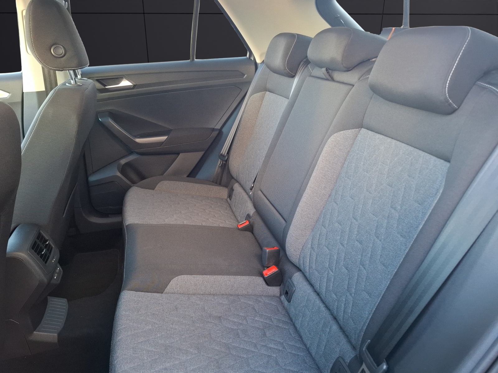 Fahrzeugabbildung Volkswagen T-Roc TSI Move DSG STH LED Navi AID RFK SH