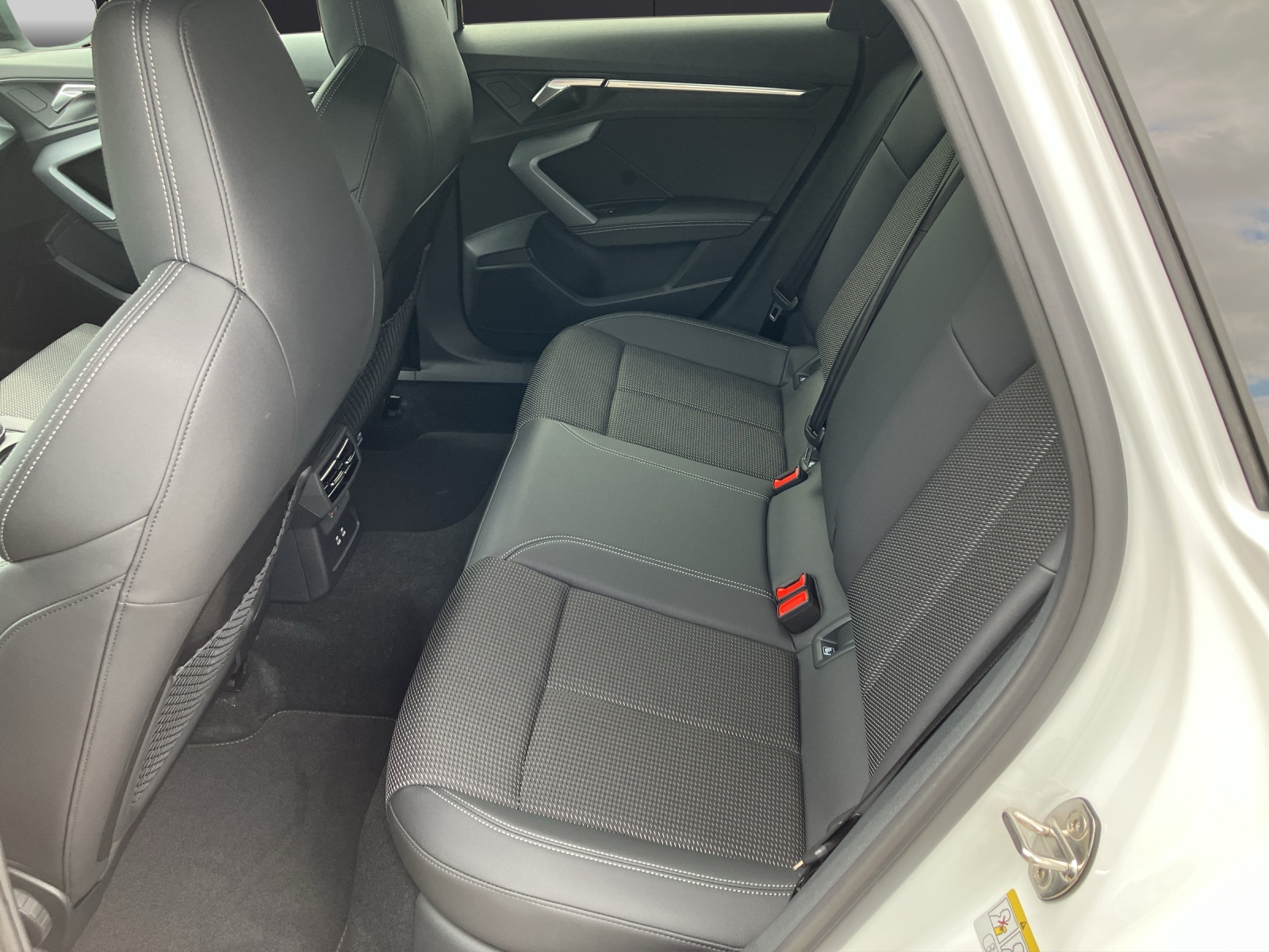 Fahrzeugabbildung Audi Audi A3 Sportback S line TFSI e 150 kW S tronic LED DAB MMI ACC