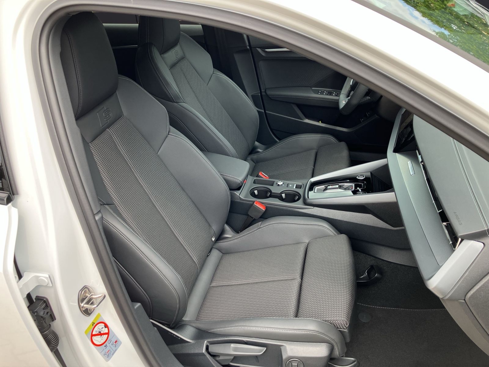 Fahrzeugabbildung Audi Audi A3 Sportback S line TFSI e 150 kW S tronic LED DAB MMI ACC