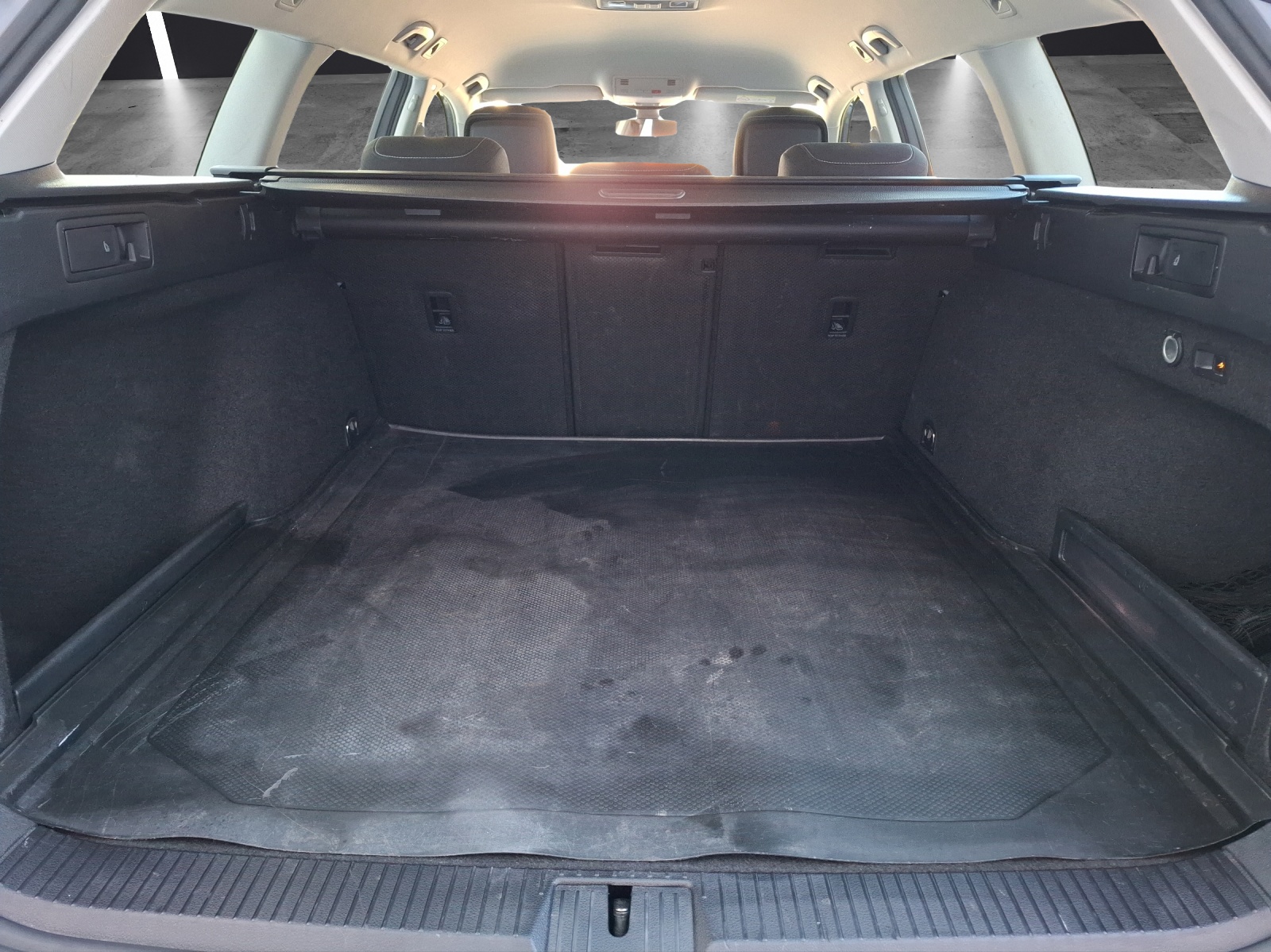 Fahrzeugabbildung Volkswagen Passat Variant TDI Business DSG Matrix AHK Navi AID ACC RFK SH
