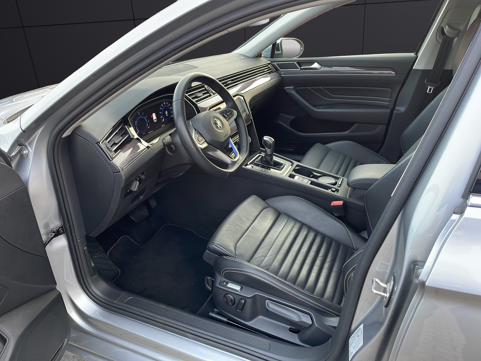 Fahrzeugabbildung Volkswagen Passat Variant GTE DSG IQ.Light ACC SH HuD 360° Ambiente Navi